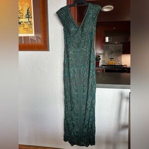 Sue Wong emerald Green embroidered beaded evening gown cap sleeve V-neck dress